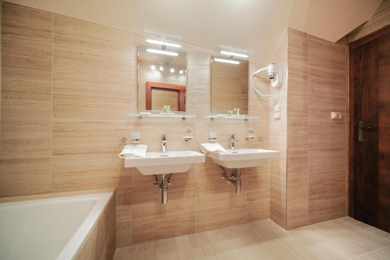 Hotel Fortna Chrudim Phòng bức ảnh